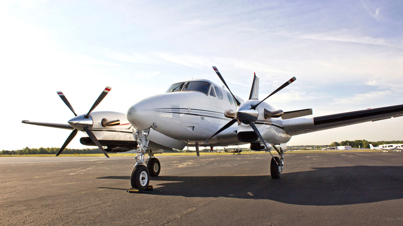 Heavy aircraft. Beechcraft King Air c90. King Air Twin engine. X-90 самолет. Turboprop Airplane.